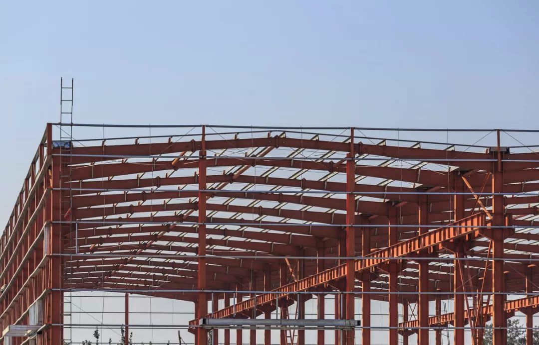 鋼結(jié)構(gòu)廠房頂部安裝常見問題及注意事項