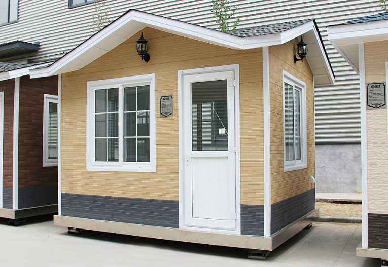 輕鋼崗?fù)? /><br /></p> 有人會認(rèn)為,<strong>輕鋼房屋</strong>的使用壽命不如傳統(tǒng)的混凝土建筑,但是,根據(jù)國外經(jīng)驗以及實驗數(shù)據(jù)來看,這種體系在歐美發(fā)達(dá)國家已經(jīng)成熟運用,輕鋼住宅結(jié)構(gòu)的使用壽命是90年,使我們可以放心使用的家居住房。盛大鋼結(jié)構(gòu)利用現(xiàn)代新型的建筑材料,包括玻璃棉、歐松板、石膏板、金屬雕花板、瀝青瓦、SBS防水卷材、呼吸紙等材料,解決了該建筑體系的防水、防火、保溫、隔熱、吸引降噪等技術(shù)問題,我們對<strong>輕鋼房屋</strong>的未來前景是十分看好的。<br /><p> 山西盛大鋼結(jié)構(gòu)近期的新產(chǎn)品除了輕鋼住宅以外,還有集裝箱房屋、輕鋼崗?fù)は盗小⒐残l(wèi)生間系列產(chǎn)品,如果您對我們的新產(chǎn)品感興趣的話,可以致電我們的銷售客服熱線,我們期待您的來電。</p><p> 本文鏈接:<strong>http://www.guquan168.com.cn/news/0004511655.html </strong>未經(jīng)允許不得轉(zhuǎn)載。</p><p style=